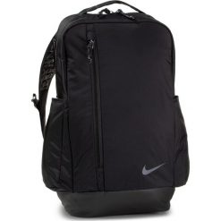 Plecak NIKE - BA5539 010 Czarny. Czarne plecaki męskie Nike, bez wzorów, z materiału, sportowe. Za 219,00 zł.