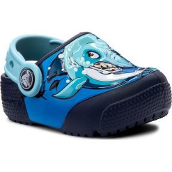 Klapki CROCS - Funlab Lights 204133 Shark/Navy. Niebieskie sandały chłopięce Crocs, z tworzywa sztucznego, bez zapięcia. W wyprzedaży za 159,00 zł.