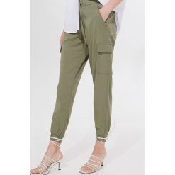 Spodnie jogger cargo - Khaki. Brązowe spodnie damskie Mohito. W wyprzedaży za 64,99 zł.