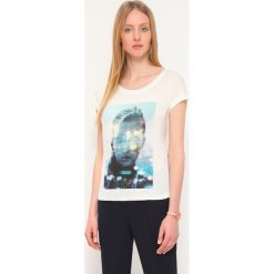 T-shirt krótki rękaw damski z nadrukiem. Szare t-shirty damskie z nadrukiem, z wiskozy. W wyprzedaży za 14,99 zł.