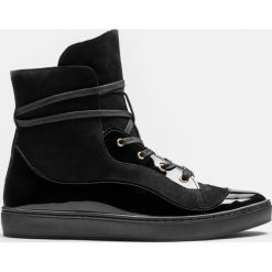 Czarne sneakersy damskie. Czarne buty sportowe damskie Kazar, z aplikacjami, ze skóry, sportowe. Za 599,00 zł.