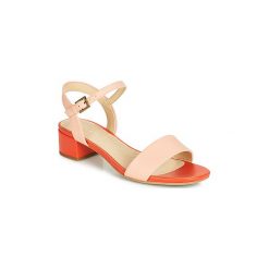 Sandały Clarks ORABELLA IRIS. Różowe sandały damskie Clarks, bez wzorów, bez obcasa, bez zapięcia. W wyprzedaży za 319,20 zł.