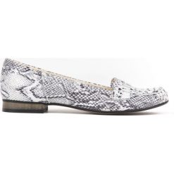 Klasyczne baleriny lordsy - skóra naturalna - model 025 - kolor biały wąż. Białe baleriny damskie Zapato, z jeansu, z okrągłym noskiem, na niskim obcasie, na obcasie. Za 299,00 zł.