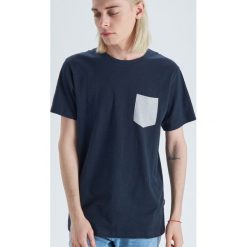 Koszulka basic z kieszenią - Granatowy. Niebieskie koszulki męskie Cropp, s, bez wzorów, bez kołnierzyka, bez rękawów. Za 34,99 zł.