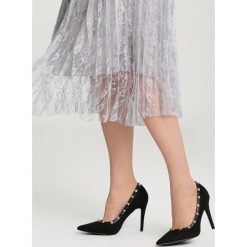 Czarne Szpilki Wedding Is Coming. Czarne szpilki marki vices, bez wzorów, z okrągłym noskiem, bez obcasa, na szpilce, bez zapięcia. Za 79,99 zł.