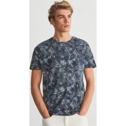 T-shirt z motywem roślinnym - Granatowy. Niebieskie t-shirty damskie Reserved, s, bez wzorów, bez kołnierzyka. Za 79,99 zł.