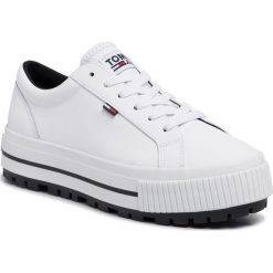Sneakersy TOMMY JEANS - Lowtop Cleated Sneaker EN0EN00648 White 100. Białe półbuty damskie Tommy Jeans, na co dzień, bez wzorów, z jeansu, bez obcasa, na koturnie, bez zapięcia. Za 449,00 zł.