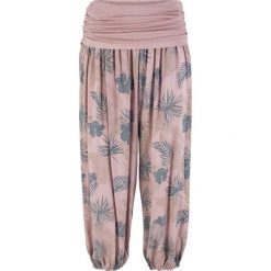 Spodnie 7/8 z elastycznym paskiem Loose Fit bonprix różowobrązowy z nadrukiem. Różowe spodnie damskie bonprix. Za 84,99 zł.