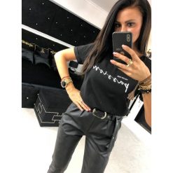 T-Shirt ,,PASSION’’ czarny. Czarne koszule damskie Divinostyle, na co dzień, s, bez wzorów, z bawełny, bez kołnierzyka, bez rękawów. Za 79,00 zł.