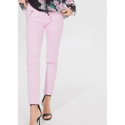Spodnie skinny - Różowy. Różowe spodnie damskie Mohito, bez wzorów. Za 139,99 zł.