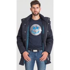GRANATOWA puchowa KURTKA ARMANI EXCHANGE. Niebieskie płaszcze męskie m, z aplikacjami, z materiału. Za 829,50 zł.