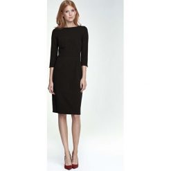 Czarna Sukienka Wizytowa z Rękawem 3/4. Czarne sukienki damskie Molly.pl, na co dzień, s, bez wzorów, z tkaniny, eleganckie, z klasycznym kołnierzykiem, bez rękawów, proste. Za 159,90 zł.