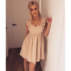 Sukienka DELICATE beż. Brązowe sukienki damskie Divinostyle, s, bez wzorów, bez kołnierzyka, bez rękawów. Za 159,00 zł.