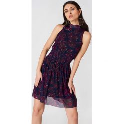 NA-KD Karbowana siateczkowa sukienka - Purple,Multicolor. Fioletowe sukienki na komunię marki NA-KD, ze stójką. W wyprzedaży za 36,59 zł.