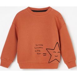 Ocieplana bluza z minimalistycznym nadrukiem - Fioletowy. Fioletowe bluzy męskie Reserved, m, z nadrukiem, bez kołnierzyka, bez rękawów, bez kaptura. Za 39,99 zł.