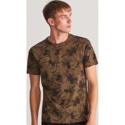 T-shirt z leśnym motywem - Bordowy. Czerwone t-shirty męskie Reserved, s, bez wzorów, bez kołnierzyka. Za 49,99 zł.