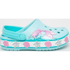 Crocs - Klapki dziecięce. Niebieskie sandały dziewczęce Crocs, z materiału, bez zapięcia. W wyprzedaży za 129,90 zł.