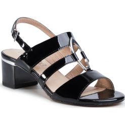 Sandały CAPRICE - 9-28208-24 Black Patent 018. Czarne klapki damskie Caprice, bez wzorów, ze skóry, bez obcasa, na obcasie. Za 249,00 zł.