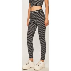 Calvin Klein Jeans - Legginsy CK50. Czarne spodnie damskie Calvin Klein Jeans, s, z elastanu. W wyprzedaży za 279,90 zł.