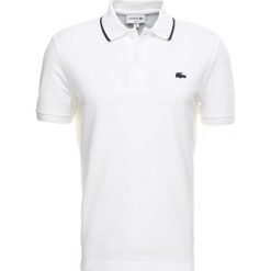 Lacoste Koszulka polo blanc/marine. Białe koszulki męskie Lacoste, xl, bez wzorów, z elastanu, marine, polo, bez rękawów. Za 459,00 zł.