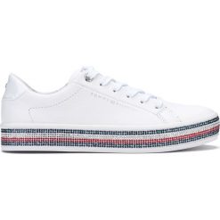 Tommy Hilfiger Tenisówki Biały. Białe trampki i tenisówki damskie TOMMY HILFIGER, z aplikacjami, ze skóry, bez zapięcia. Za 566,95 zł.