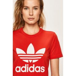Adidas Originals - T-shirt. Czerwone topy damskie adidas Originals, z nadrukiem, z elastanu, z okrągłym kołnierzem. W wyprzedaży za 89,90 zł.