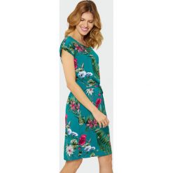 Luźna sukienka w kwiaty. Szare sukienki damskie Greenpoint, w kwiaty, z wiskozy, bez kołnierzyka, bez rękawów. Za 89,99 zł.