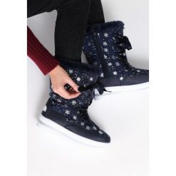Granatowe Śniegowce Contents. Śniegowce damskie Born2be, za kostkę, na sznurówki. Za 89,99 zł.