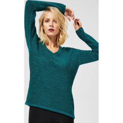 Sweter o wyraźnym splocie z metaliczną nitką. Zielone swetry damskie Moodo, xs, bez wzorów, ze splotem, klasyczne, z długim rękawem, długie, bez kaptura. Za 79,99 zł.