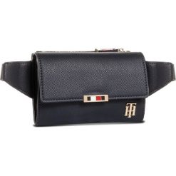 Saszetka nerka TOMMY HILFIGER - Saffiano Belt Bag AW0AW08533 CJM. Niebieskie nerki damskie TOMMY HILFIGER, bez wzorów, ze skóry ekologicznej, młodzieżowe, bez dodatków. Za 449,00 zł.