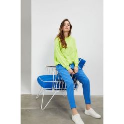Bluza oversize ze ściągaczem. Zielone bluzy damskie Moodo, s, bez wzorów, z bawełny, z długim rękawem, długie, bez kaptura. Za 69,99 zł.
