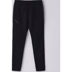 Dresowe spodnie slim ECO AWARE - Czarny. Czarne spodnie męskie Cropp, s, bez wzorów, z dresówki. Za 89,99 zł.