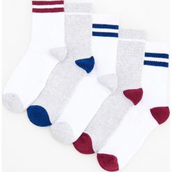 Skarpetki 5 pack - Biały. Białe skarpetki damskie Reserved, bez wzorów. W wyprzedaży za 9,99 zł.