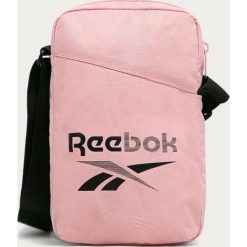 Reebok - Saszetka. Różowe saszetki damskie Reebok, w paski, z poliesteru, casualowe, z nadrukiem, bez dodatków. Za 49,90 zł.