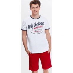 T-SHIRT MĘSKI Z KONTRASTOWYMI LAMÓWKAMI. Czerwone t-shirty męskie marki House, l, z kontrastowym kołnierzykiem. Za 24,99 zł.
