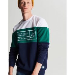 Trójkolorowa bluza z nadrukiem - Granatowy. Niebieskie bluzy męskie Cropp, s, z nadrukiem, bez kołnierzyka, bez rękawów, bez kaptura. W wyprzedaży za 59,99 zł.