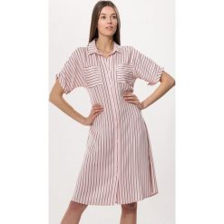 Jasnoróżowa Sukienka Under Kind. Sukienki damskie Born2be, na co dzień, s, w paski, eleganckie, z koszulowym kołnierzykiem, bez rękawów, proste. Za 89,99 zł.