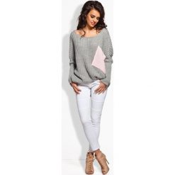 LS166 Sweter oversize z kieszenią jasnoszary-pudrowy róż. Szare swetry damskie Tagless, uniwersalny, bez wzorów, z długim rękawem, długie, bez kaptura. Za 89,90 zł.