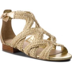 Sandały GUESS - Dario FLDRO2 FAM03 GOLD. Żółte klapki damskie Guess, z aplikacjami, ze skóry ekologicznej, bez obcasa, na obcasie. W wyprzedaży za 249,00 zł.
