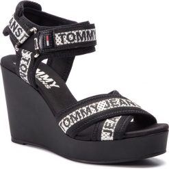 Sandały TOMMY JEANS - Mesh Webbing Wedge Sandal EN0EN00451 Black 990. Czarne klapki damskie Tommy Jeans, bez wzorów, z jeansu, bez obcasa, na obcasie. W wyprzedaży za 269,00 zł.