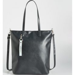 Torba shopper z brelokiem - Czarny. Czarne torby damskie na zakupy Sinsay, bez wzorów, z breloczkiem. Za 59,99 zł.