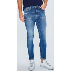 Tommy Jeans - Jeansy Simon. Niebieskie jeansy męskie marki Tommy Jeans. W wyprzedaży za 359,90 zł.