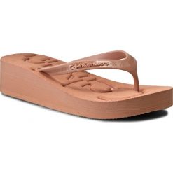 Japonki CALVIN KLEIN JEANS - Tamber R4117 Dusk/Dusk. Różowe klapki damskie Calvin Klein Jeans, w paski, z jeansu, bez obcasa, na koturnie. W wyprzedaży za 139,00 zł.