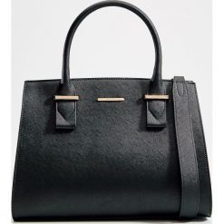 Torebka city bag z odpinanym paskiem - Czarny. Czarne torebki klasyczne damskie Mohito, bez wzorów, bez dodatków. Za 139,99 zł.