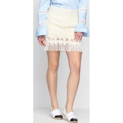 Żółta Spódnica Latch. Żółte minispódniczki damskie marki Born2be, m, w ażurowe wzory. Za 34,99 zł.