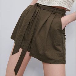 Krótkie szorty - Khaki. Brązowe szorty damskie Reserved, bez wzorów. Za 79,99 zł.