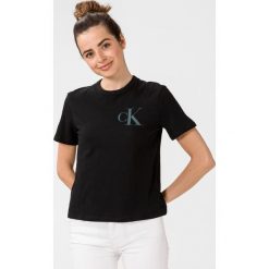 Calvin Klein Koszulka Czarny. Czarne koszulki damskie Calvin Klein, l, z nadrukiem, z bawełny, bez kołnierzyka, z krótkim rękawem. Za 204,95 zł.
