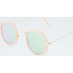 Okrągłe okulary przeciwsłoneczne z tworzywa. Różowe okulary przeciwsłoneczne damskie marki Pull&Bear, okrągłe. Za 49,90 zł.
