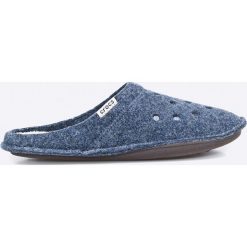 Crocs - Kapcie. Niebieskie kapcie męskie Crocs, z materiału. W wyprzedaży za 99,90 zł.