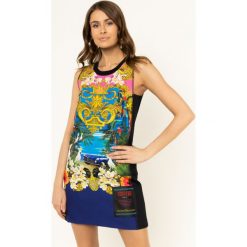 Sukienka codzienna Versace Jeans Couture D2HVA436. Sukienki damskie Versace Jeans Couture, na co dzień, bez wzorów, z elastanu, bez kołnierzyka, bez rękawów, proste. W wyprzedaży za 1159,00 zł.